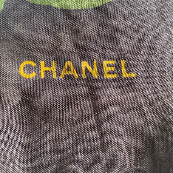 ❤️SOLD❤️ Authentic Vintage Chanel Large Scarf - Picture 2 of 10